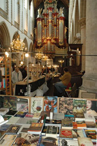 Boekenmarkt in de Sint-Bavokerk in Haarlem Sfeerfoto (1) Boekenmarkt in de Sint-Bavokerk in Haarlem Sfeerfoto (1)